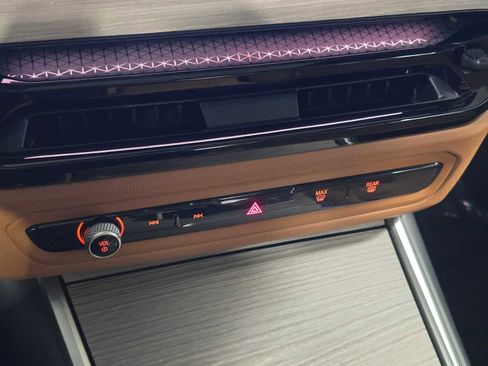 Used 2025 BMW 330i xDrive Sedan w/ Convenience Package image 18