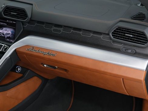 Used 2019 Lamborghini Urus AWD/4WD image 36