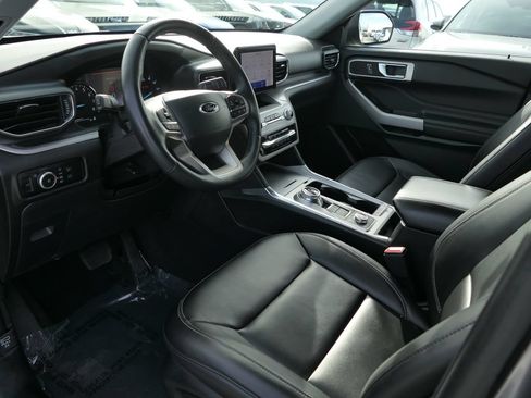 Used 2024 Ford Explorer XLT w/ Equipment Group 202A AWD/4WD image 12