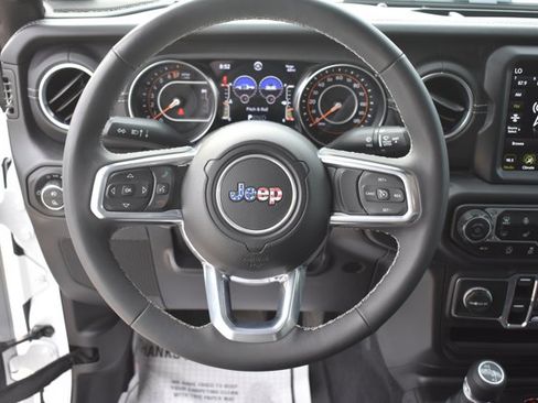 Used 2023 Jeep Gladiator Overland w/ Cold Weather Group AWD/4WD image 17