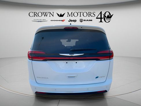 Used 2024 Chrysler Pacifica Pinnacle FWD image 12