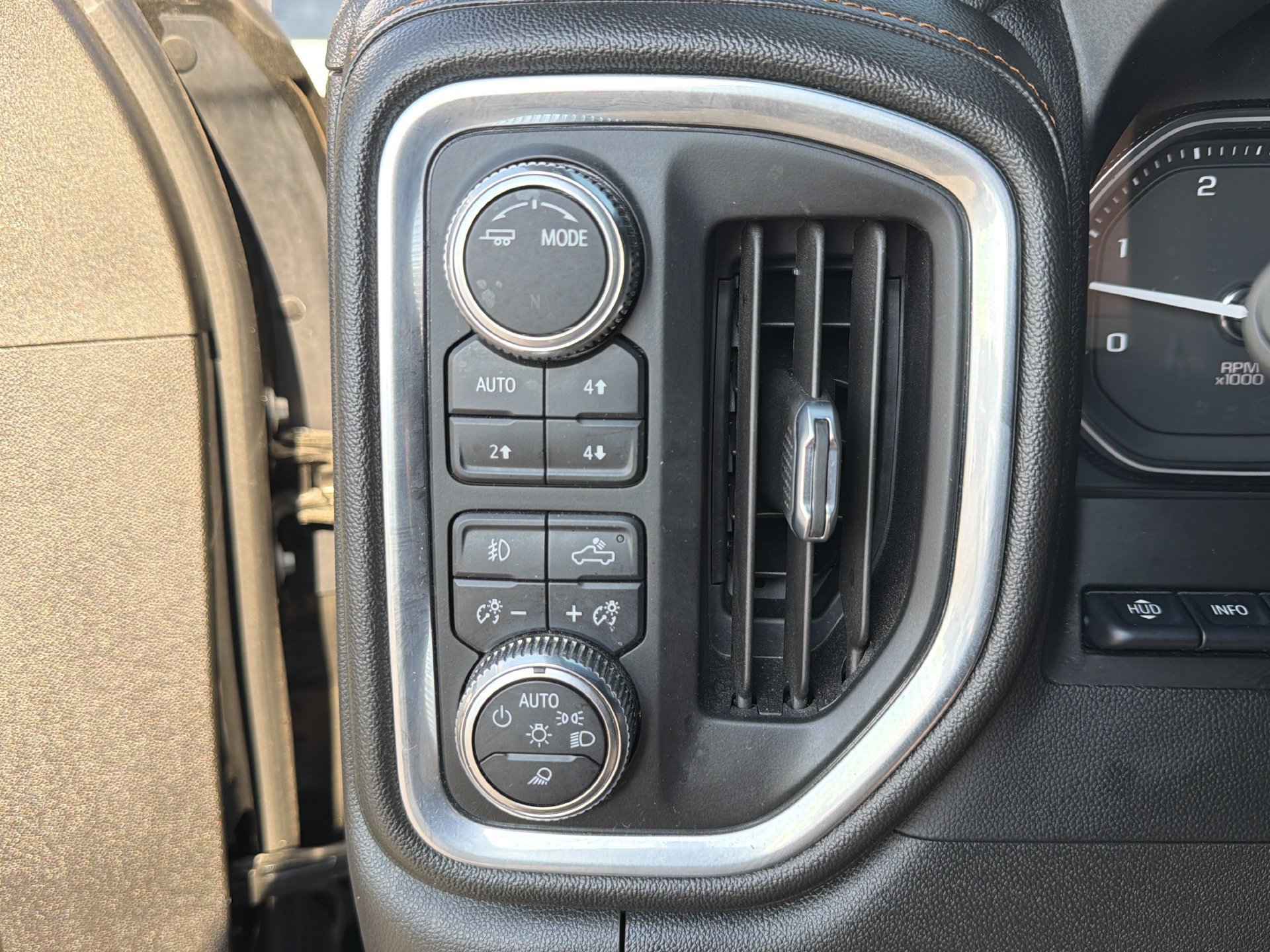 Used 2022 GMC Sierra 2500 AT4 w/ AT4 Premium Plus Package AWD/4WD image 17