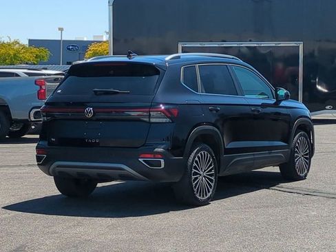 Used 2025 Volkswagen Taos SE FWD image 8