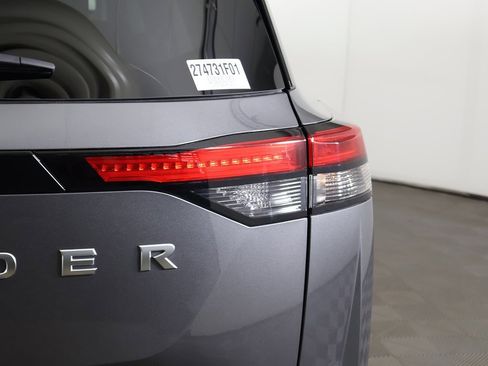 Used 2024 Nissan Pathfinder S image 14