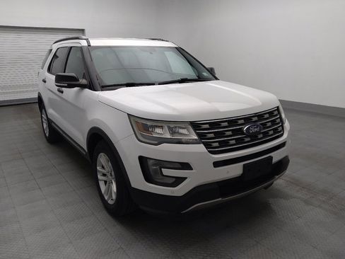 Used 2017 Ford Explorer XLT w/ Equipment Group 202A FWD image 13