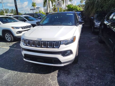 Used 2025 Jeep Compass Limited AWD/4WD image 2