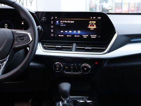 Used 2025 Chevrolet Trax LT w/ LT Convenience Package FWD image 24