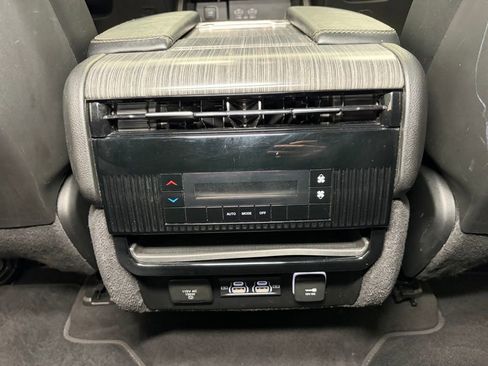 Used 2024 Jeep Wagoneer L Series II w/ Flexible Seating Group image 25