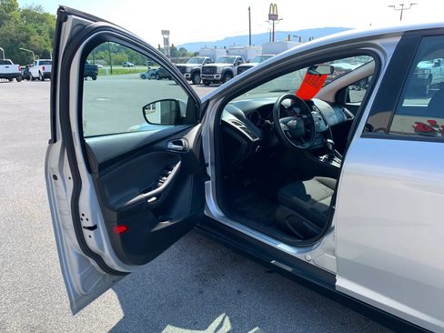 Used 2016 Ford Focus SE FWD image 7