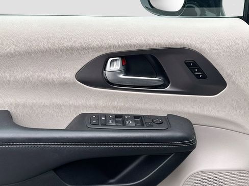 Used 2024 Chrysler Pacifica Touring-L image 24