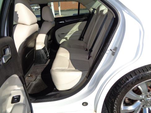 Used 2017 Chrysler 300 C image 15