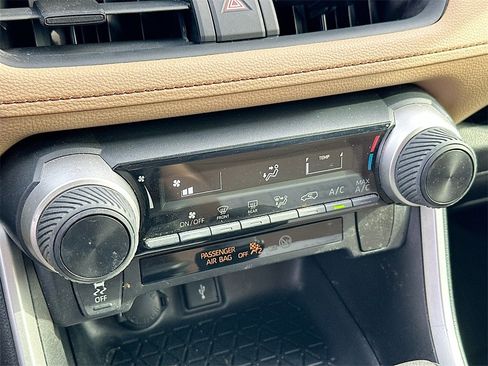 Used 2021 Toyota RAV4 LE image 14