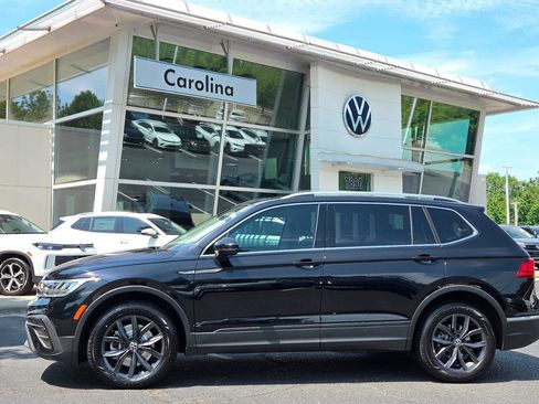 Certified 2023 Volkswagen Tiguan SE w/ Panoramic Sunroof Package FWD image 2