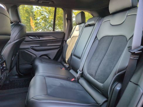 Used 2025 Jeep Grand Cherokee Altitude RWD image 37