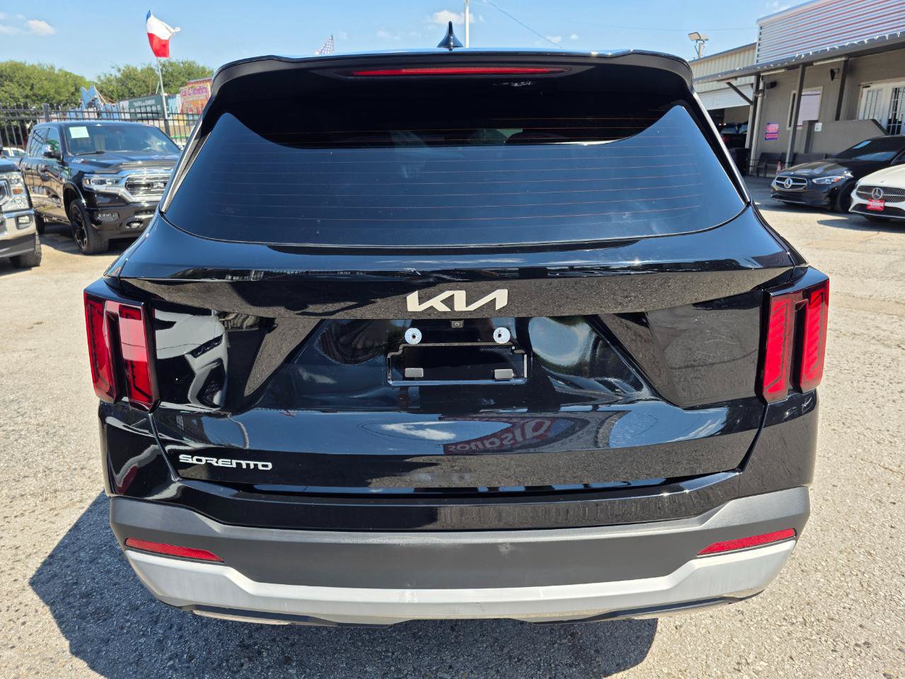 Used 2025 Kia Sorento LX FWD image 6