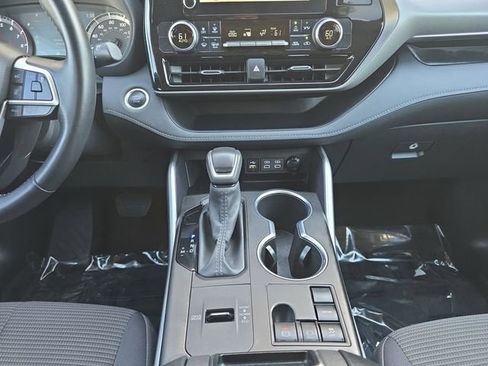 Used 2025 Toyota Highlander LE image 3