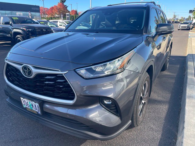 Used 2020 Toyota Highlander XLE AWD/4WD image 3
