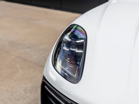 Certified 2023 Porsche Macan AWD/4WD image 19
