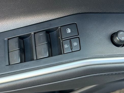 Used 2020 Toyota Highlander XLE AWD/4WD image 15