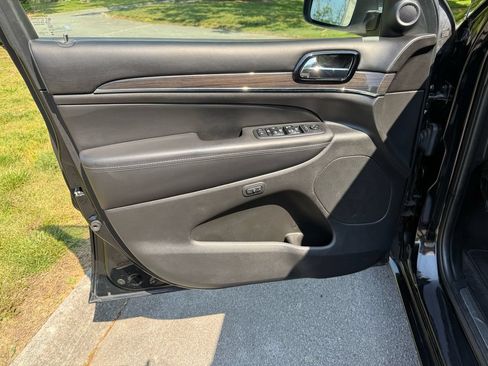Used 2019 Jeep Grand Cherokee Overland AWD/4WD image 16