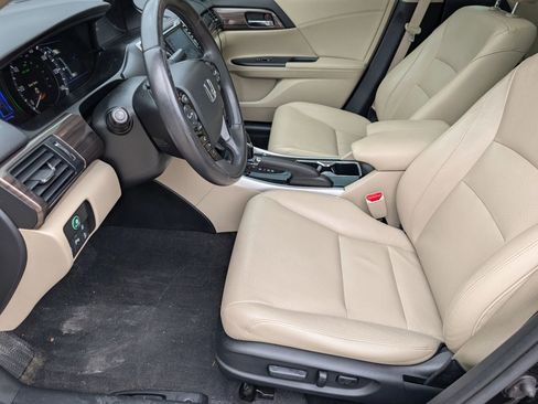 Used 2017 Honda Accord Touring image 11