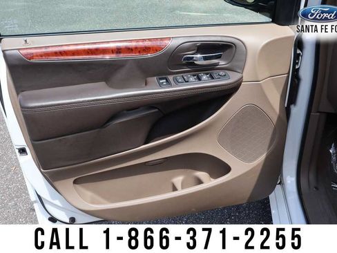 Used 2016 Chrysler Town & Country Touring FWD image 9