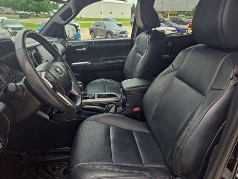 Used 2021 Toyota Tacoma Limited w/ Nightshade Package AWD/4WD image 12