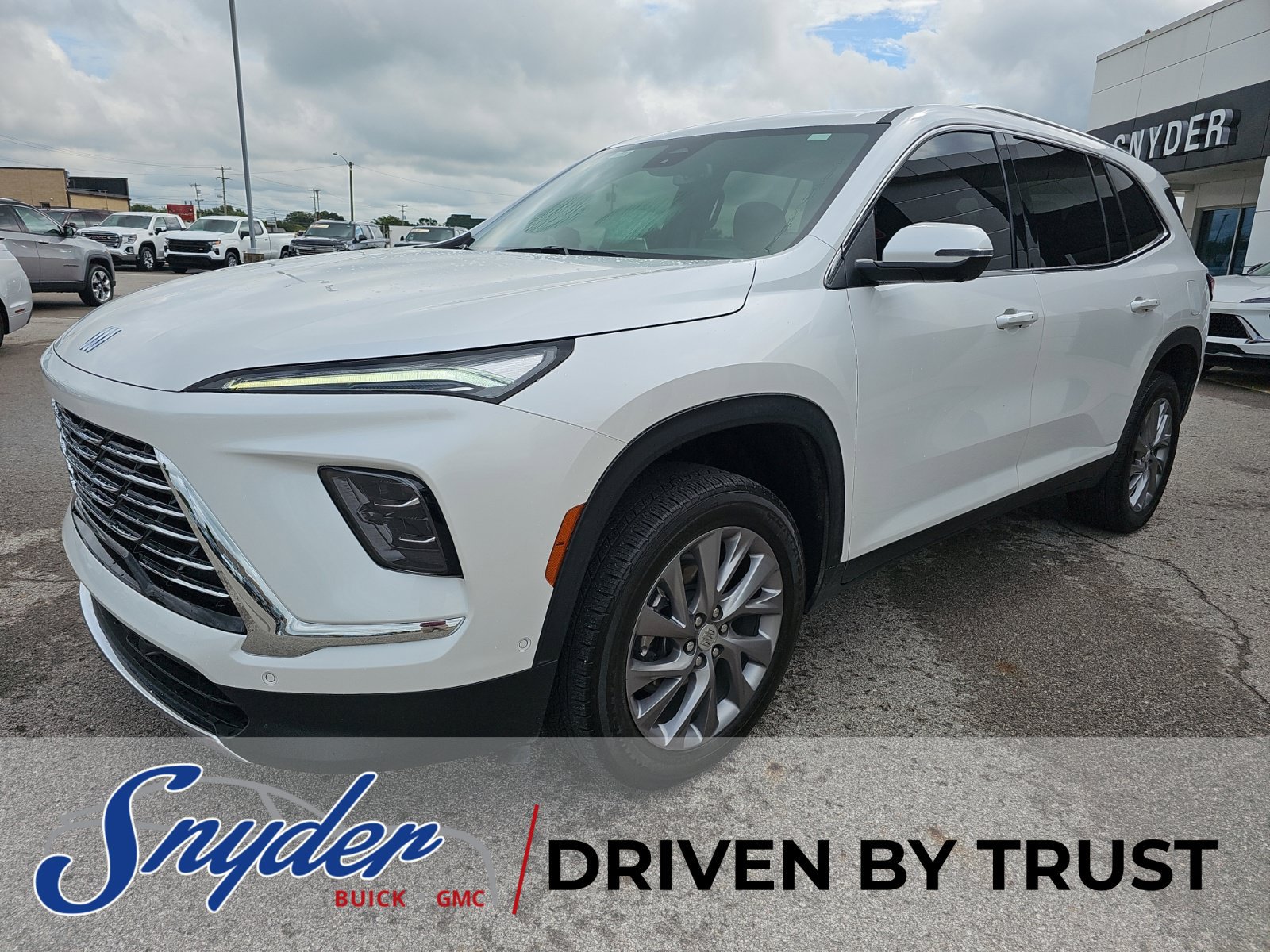 Used 2025 Buick Enclave Preferred w/ Super Cruise Package FWD image 3