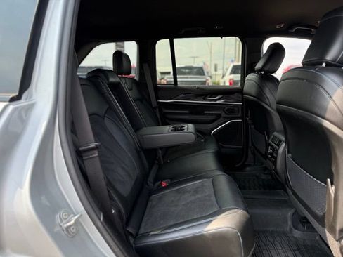 Used 2022 Jeep Grand Cherokee Trailhawk w/ Luxury Tech Group III AWD/4WD image 17