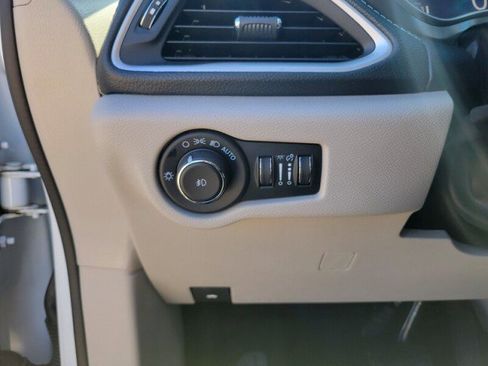 Used 2023 Chrysler Pacifica Touring-L image 16