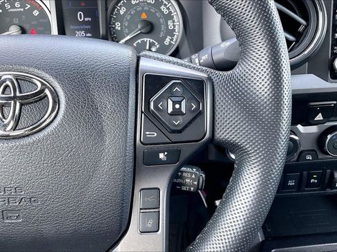 Used 2022 Toyota Tacoma TRD Sport w/ Technology Package image 19