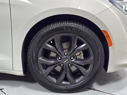 Used 2020 Chrysler Pacifica Touring-L image 22