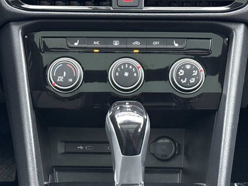 Used 2023 Volkswagen Taos SE w/ Panoramic Sunroof Package FWD image 16