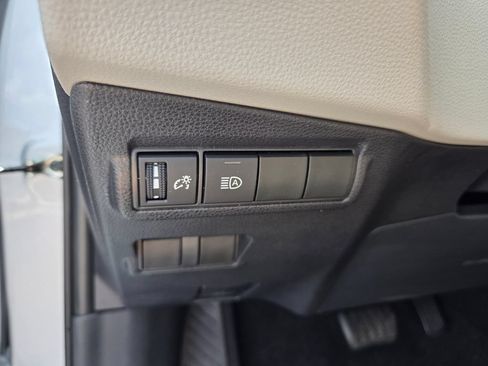 Used 2025 Toyota Corolla Cross L FWD image 21