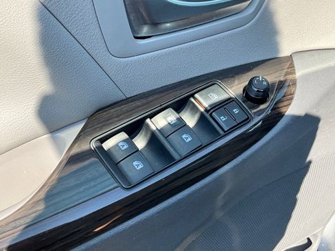 Used 2016 Toyota Sienna XLE w/ XLE Navigation Package image 27