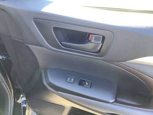 Used 2018 Toyota Highlander LE FWD image 39