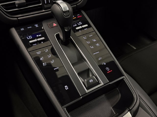 Certified 2024 Porsche Macan AWD/4WD image 21