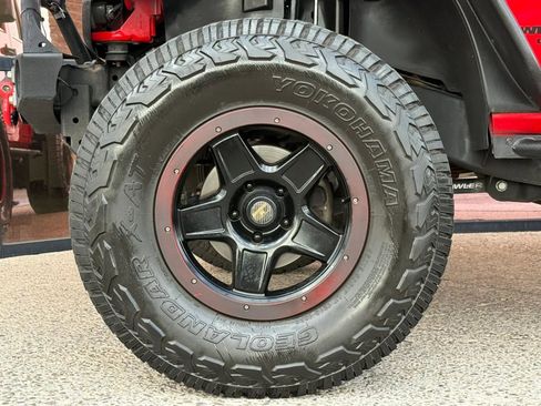 Used 2015 Jeep Wrangler Unlimited Rubicon w/ Connectivity Group AWD/4WD image 28
