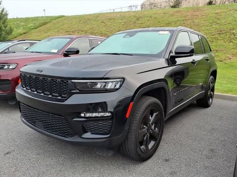 Used 2023 Jeep Grand Cherokee Limited w/ Black Appearance Package AWD/4WD image 11