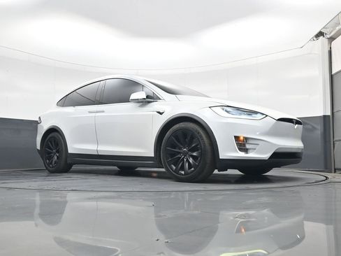 Used 2018 Tesla Model X 75D image 19