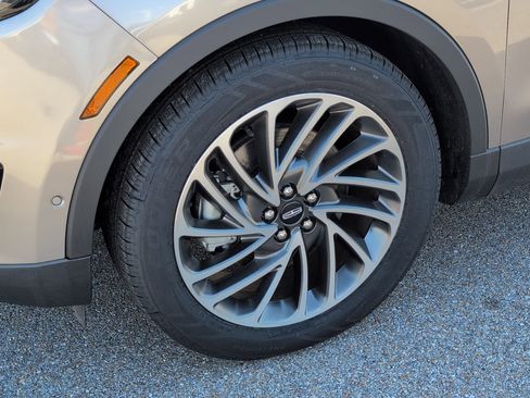 Used 2019 Lincoln Nautilus Reserve image 12