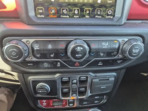 Used 2022 Jeep Gladiator Rubicon w/ LED Lighting Group AWD/4WD image 17