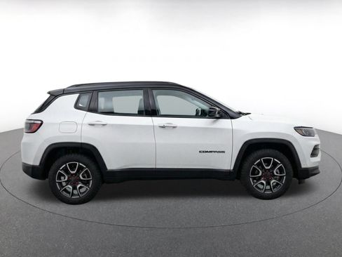 Used 2025 Jeep Compass Trailhawk AWD/4WD image 10