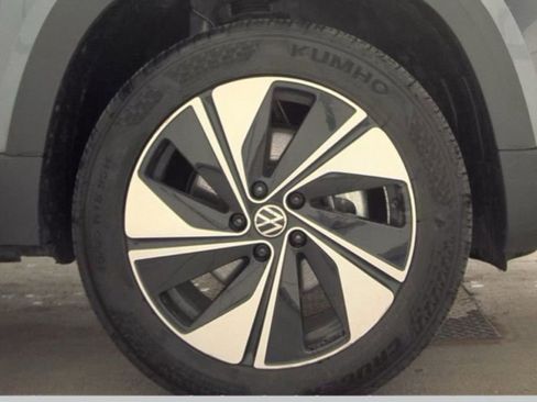 Used 2025 Volkswagen Taos SE image 19
