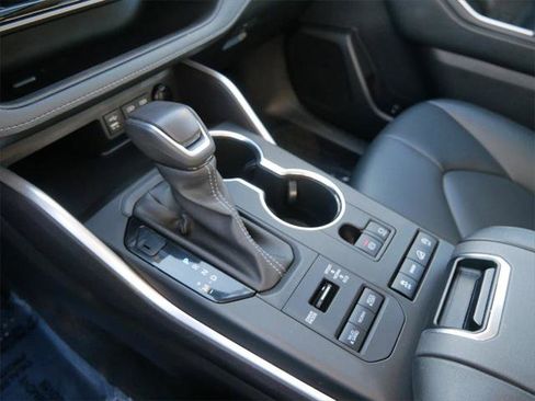 Certified 2022 Toyota Highlander XLE image 17