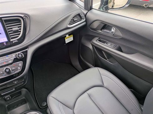 New 2026 Chrysler Pacifica Select image 16