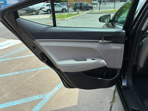 Used 2017 Hyundai Elantra SE w/ Cargo Package FWD image 11