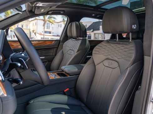 Used 2024 Bentley Bentayga AWD/4WD image 15