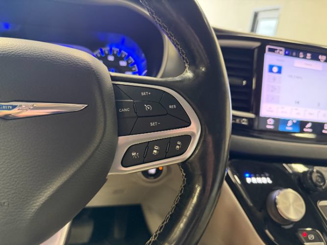 Used 2021 Chrysler Pacifica Touring-L FWD image 23