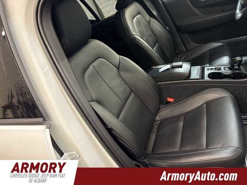 Used 2023 Volvo XC40 B5 Core w/ Convenience Package image 38